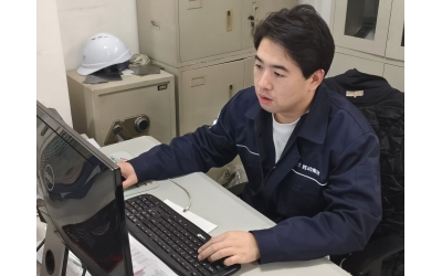 雙線作戰(zhàn)勇?lián)? 攻堅克難顯本色 &mdash;&mdash;記電機電氣廠技術組長兼生產(chǎn)組長陳嘉奇